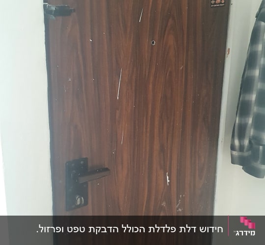 דלת עץ עם מנעול וידית שחורה